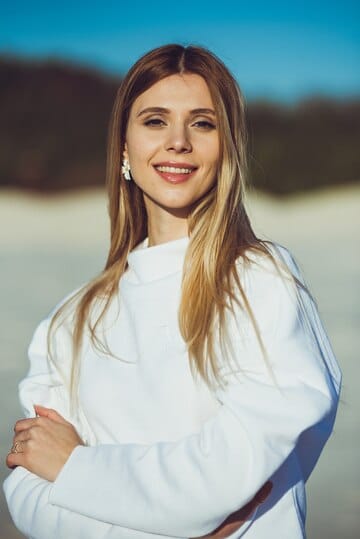 fashion-woman-portrait-beach_133748-2017